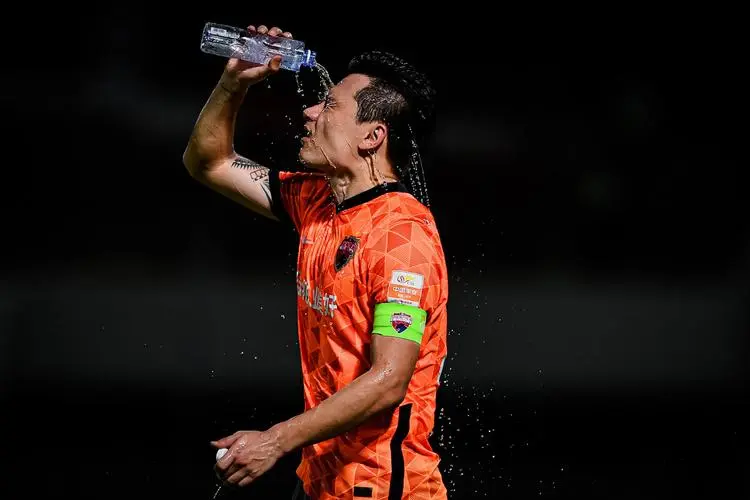 关于勒沃库森迎亚冠关键赛;今夜调整名单;话题不断;更衣室氛围转暖的信息 关于勒沃库森迎亚冠关键赛;今夜调整名单;话题不断;更衣室氛围转暖的信息